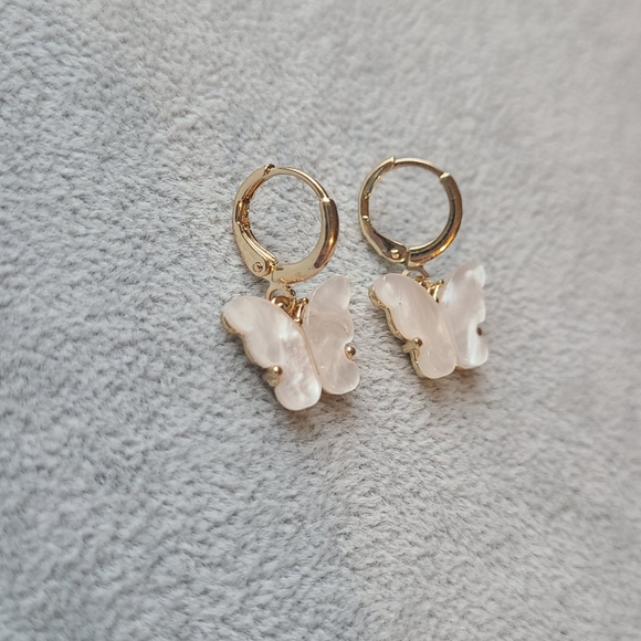 ✨️14k Gold Plated, Hoop, White Butterfly Earrings.✨️ - Picture 2 of 4